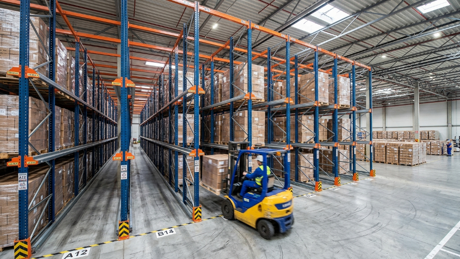 Sistema Drive-In com empilhadeira em operação